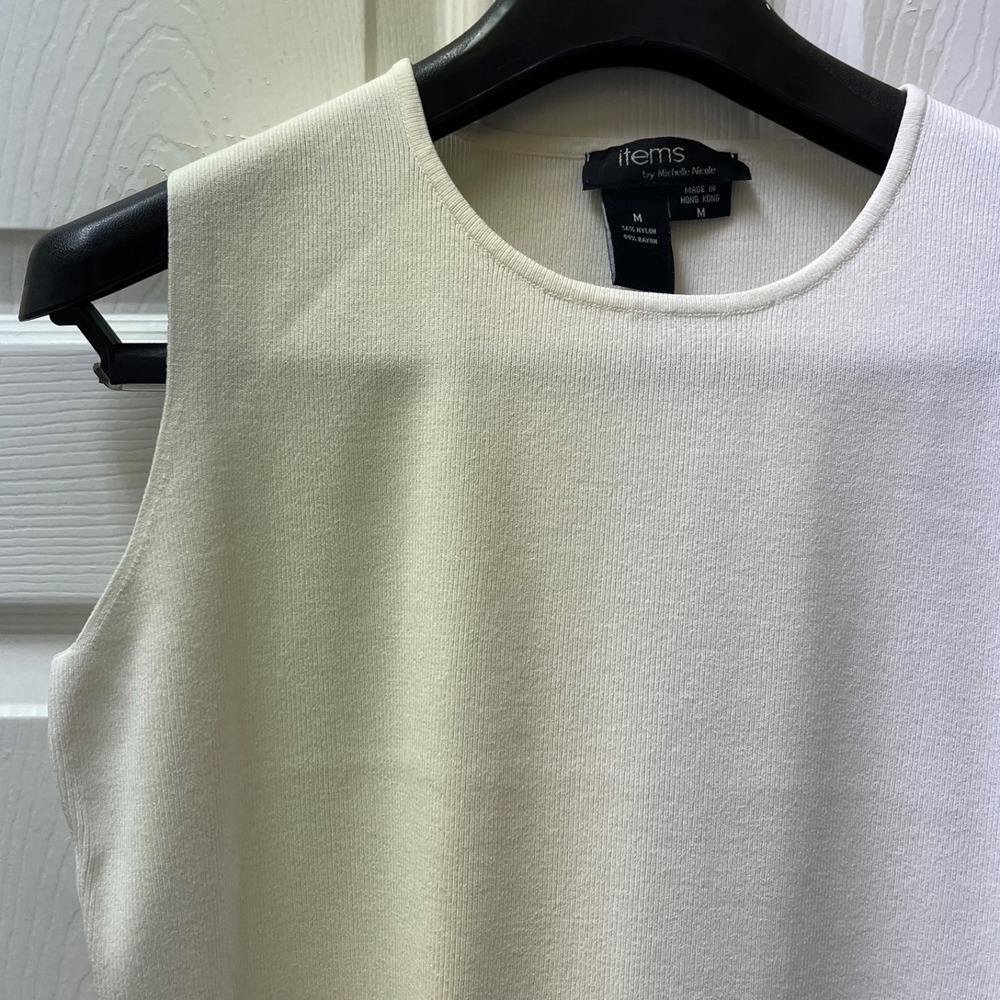 Vintage Items by Michelle Nicole Sz M Knitted Tank Top Round Neck Nylon Blend